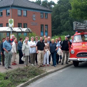 Die Wandergruppe mit Dr. Ansgar Müller vor dem Gebäuder der freiwilligen Feuerwehr in Voerde