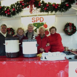 Viel Spaß hatte der Vorstand der Voerder AG 60 Plus auf dem Weihnachtsmarkt 2006