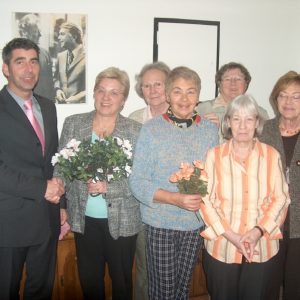 Ortsvereinsvorsitzender Günter Hinnemann gratuliert der AsF Vorsitzenden Elke Kleinschmidt